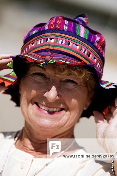 Sonnenhut  Frau  lächeln  Senior  Senioren  bunt  Kleidung