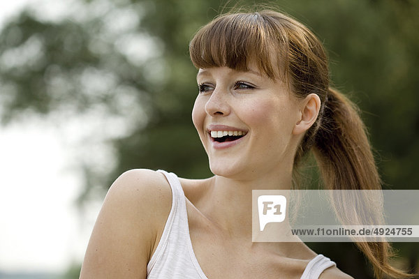 Junge Frau lacht  Portrait