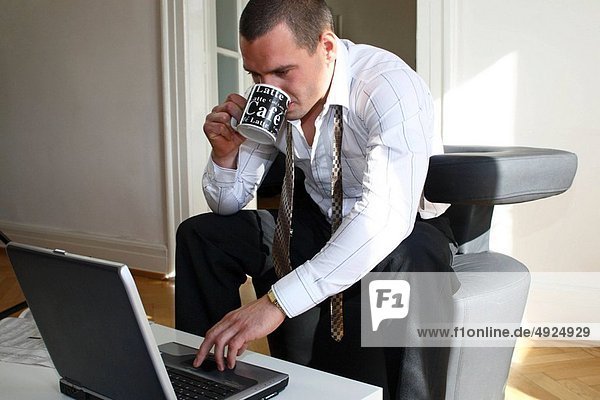 Mann Computer Kaffee