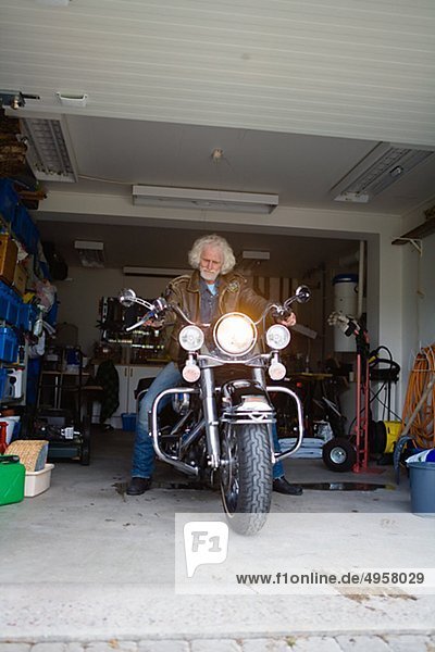 Mann auf Vintage Motorrad in garage