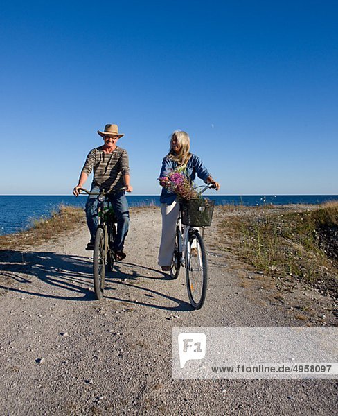 reifes Paar Fahrradfahren am Strand