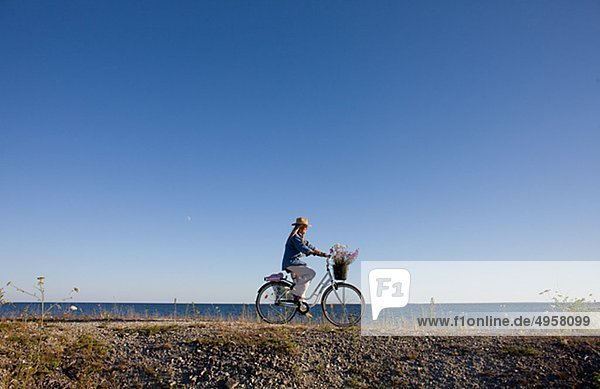 Frau Fahrradfahren am Strand