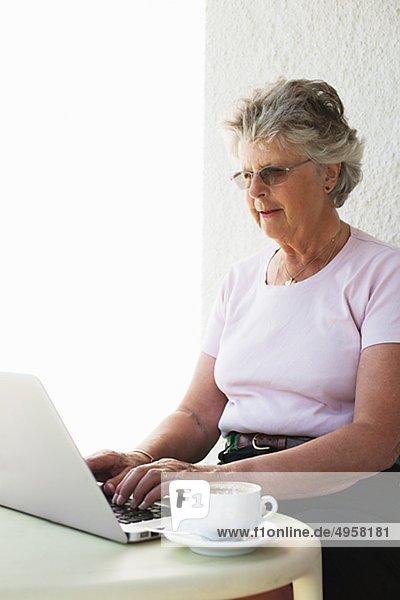 ältere Frau using laptop