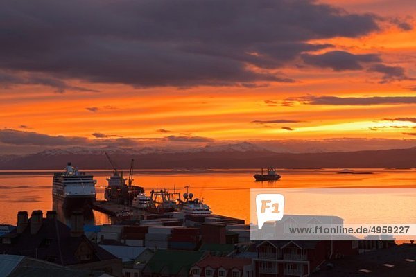 Südamerika  Argentinien  Feuerland  Ushuaia  Beagle Channel  Blick auf den Hafen bei Tagesanbruch