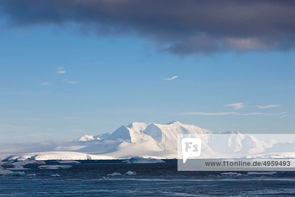 Südatlantik  Antarktis  Antarktische Halbinsel  Lemaire-Kanal  Blick auf schneebedeckte Bergkette und Eisberg