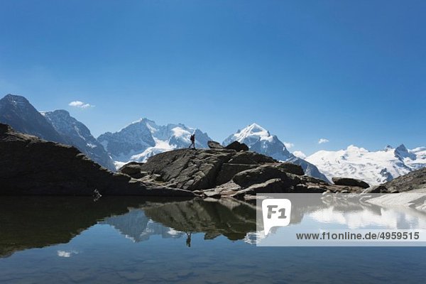 Europa  Schweiz  Graubünden  Südengadiner Alpen  Oberengadin  Reife Frau beim Wandern am See fuorcla surley