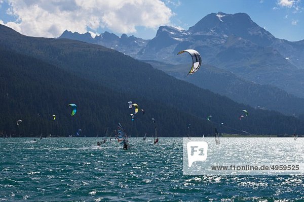 Europa  Schweiz  Graubünden  Alpen  Oberengadin  Blick auf Kitesurfer und Windsurfer am Silvaplanasee