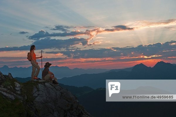 Österreich  Salzburger Land  Altenmarkt-Zauchensee  Paar beobachtet Sonnenaufgang auf den Niederen Tauern