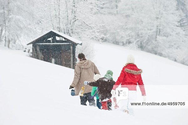 Österreich  Salzburg  Hüttau  Familie mit Laternenwanderung im Schnee