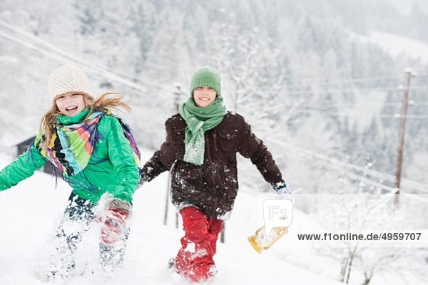 Österreich  Salzburg  Hüttau  Kinder wandern durch den Schnee