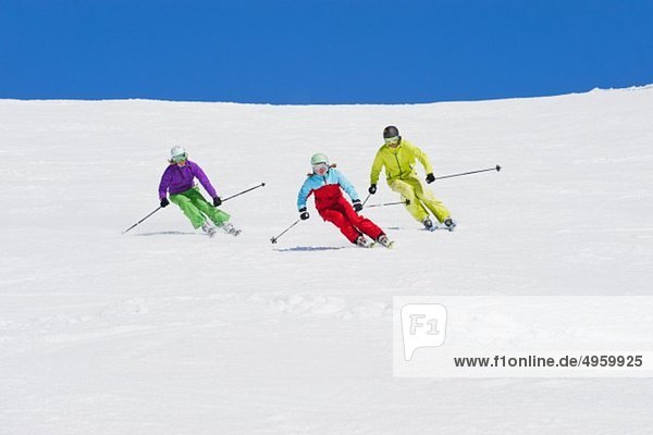 Italien  Trentino-Südtirol  Südtirol  Bozen  Seiser Alm  Skifahrergruppe auf verschneiter Landschaft