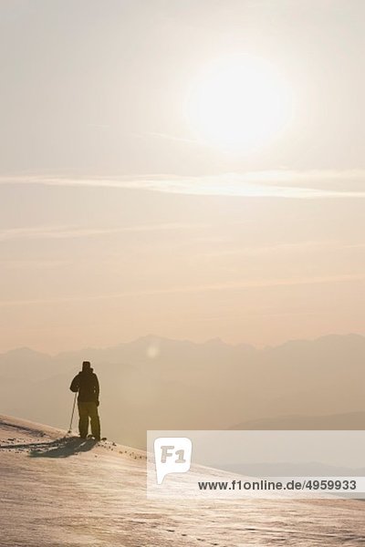 Italien  Trentino-Südtirol  Südtirol  Bozen  Seiser Alm  Mittelalterlicher Mann auf Skitour am Vormittag