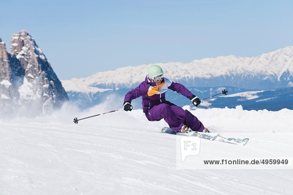 Italien  Trentino-Südtirol  Südtirol  Bozen  Seiser Alm  Mittelalterliche Skifahrerinnen