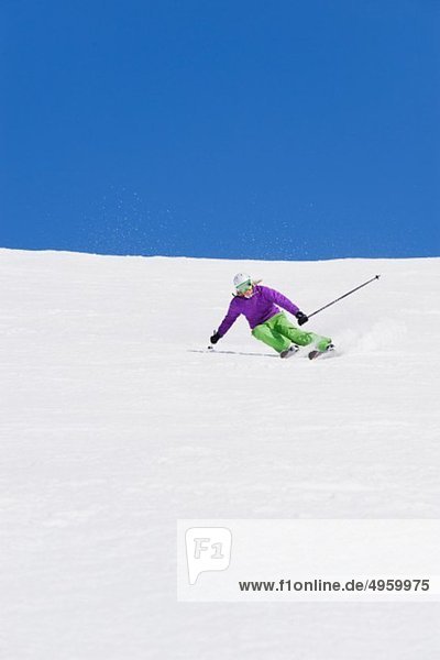 Italien  Trentino-Südtirol  Südtirol  Bozen  Seiser Alm  Junge Frau beim Skifahren