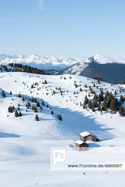 Österreich  Südtirol  Blick auf Hütten in verschneiten Bergen