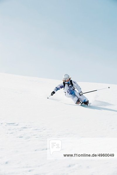 Österreich  Kleinwalsertal  Junge Frau beim Skifahren