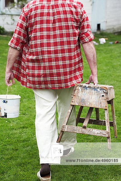 Mann Sommer Senior Senioren streichen streicht streichend anstreichen anstreichend