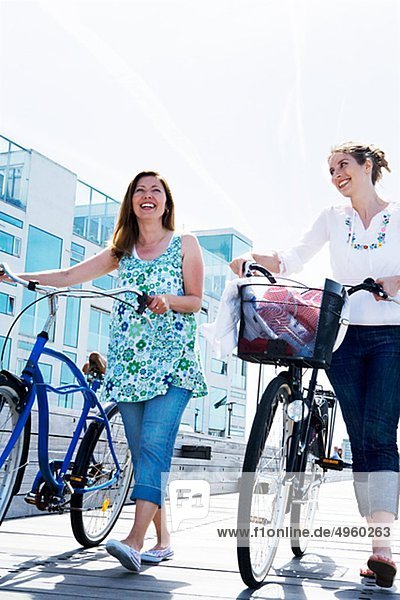Zwei Frauen fahren Fahrrad  Schweden.
