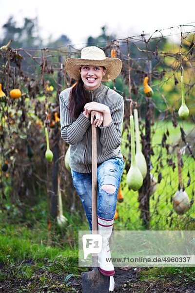 Kroatien  Aljmas  Junge Frau im Garten  lächelnd  Portrait