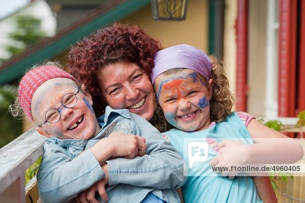 Deutschland  Überlingen  Mutter und Kinder lächeln  Portrait