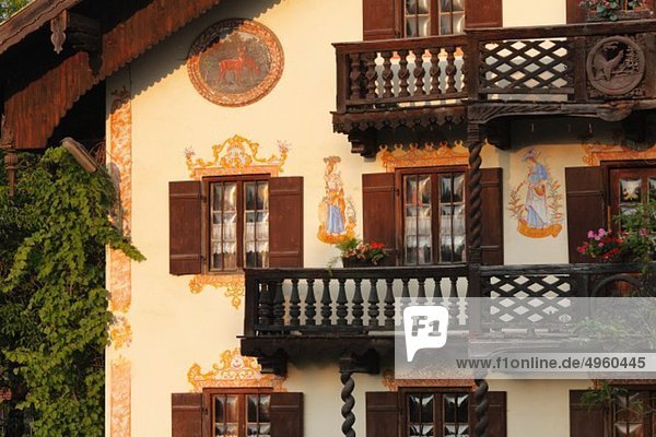 Deutschland  Bayern  Oberbayern  Blick auf Fresken im Landhaus