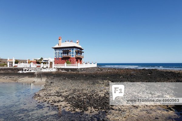 Spanien  Kanarische Inseln  Lanzarote  Arrieta  Blaues Haus am Meer