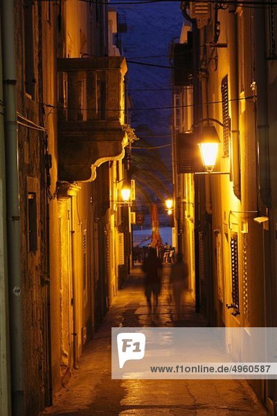 Europa  Kroatien  Adria  Dalmatien  Ansicht der Stadt pag bei Nacht