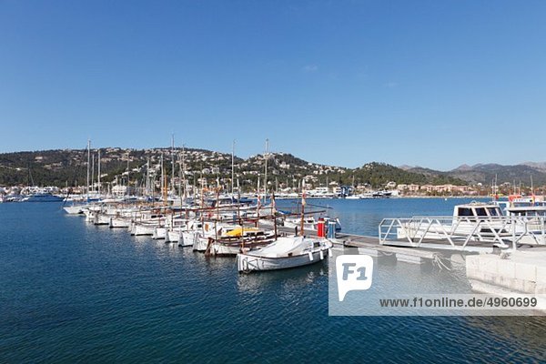 Spanien  Balearen  Mallorca  Blick auf Fischerboote im Hafen von Andratx