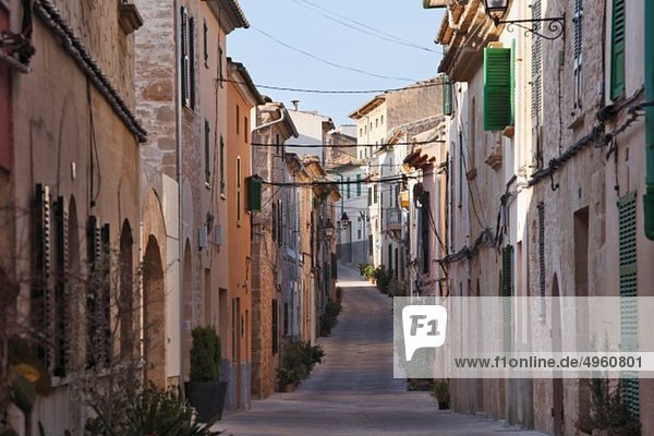 Spanien  Balearen  Mallorca  Carrer de la Roca  Blick auf die Altstadt von Alcudia