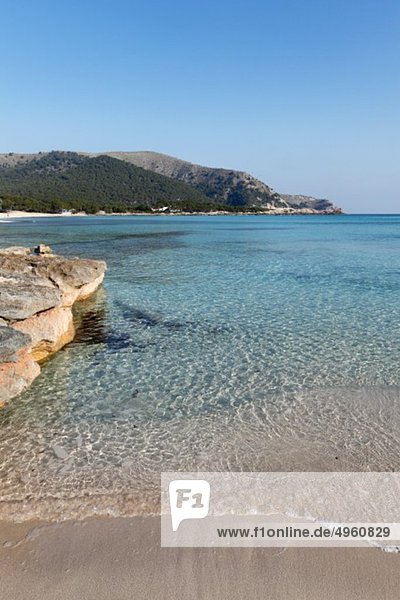 Spanien  Balearen  Mallorca  Cala Ratjada  Blick auf den Strand von Cala agulla