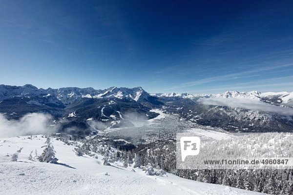 Deutschland  Bayern  Oberbayern  Garmisch-Partenkirchen  Blick auf schneebedeckte Berge