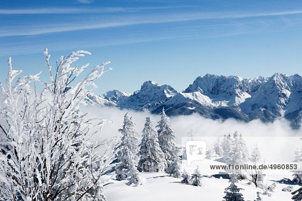 Deutschland  Bayern  Oberbayern  Garmisch-Partenkirchen  Blick auf den verschneiten Wank-Berg mit Weterstein-Berg im Hintergrund