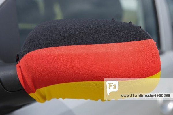 Deutschland  deutsche Flagge auf dem Außenspiegel des Autos