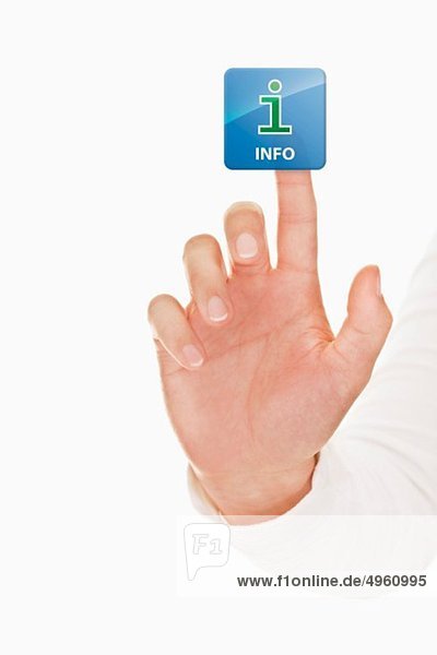 Menschliche Hand berührt Info-Symbol
