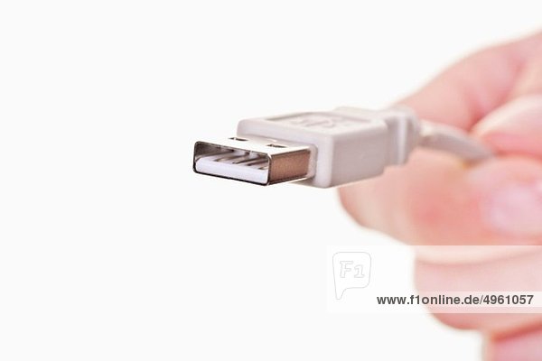 Menschliche Hand hält USB-Kabel  Nahaufnahme