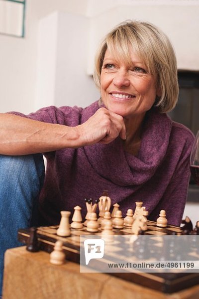 Seniorin beim Schachspiel