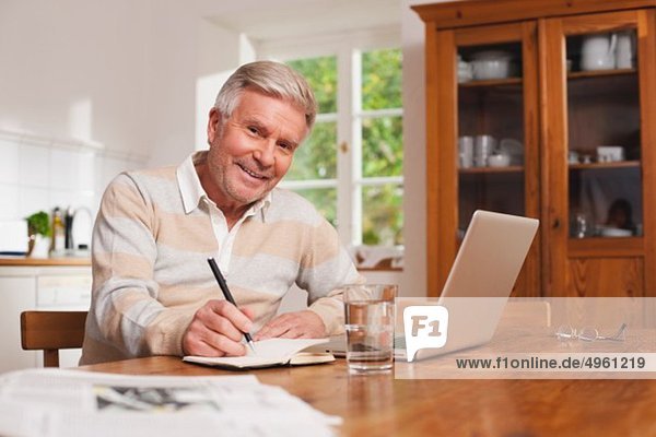 Senior Mann mit Laptop  lächelnd  Portrait