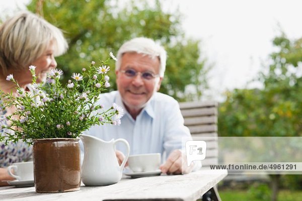 Deutschland  Kratzeburg  Seniorenpaar lächelnd