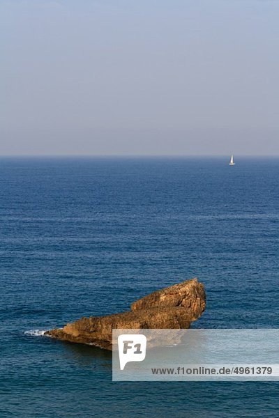 Portugal  Algarve  Sagres  Blick auf Segelboot am Strand von Tonel