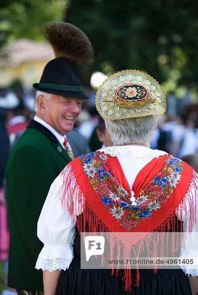 Österreich  Salzburg  Seniorin und Mann in Tracht und Hut