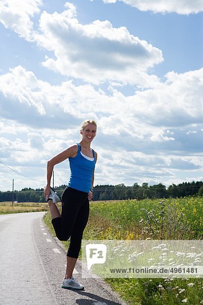 Ein Frau macht stretching-Übungen  Schweden.