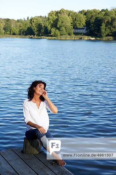 Eine Frau mit einem Mobiltelefon  Schweden.