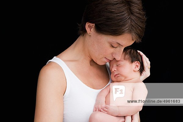Porträt von Mutter mit Neugeborenen baby