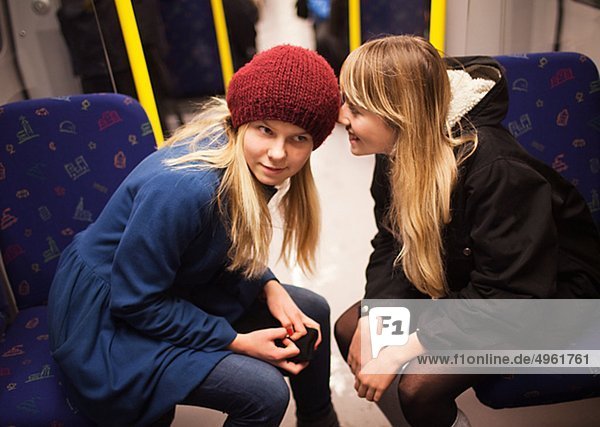 Jugendlicher sprechen 2 Mädchen U-Bahn Zug