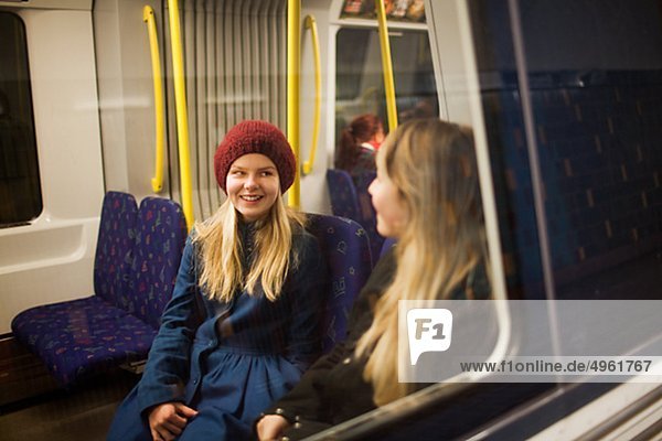 Jugendlicher 2 Mädchen U-Bahn Zug