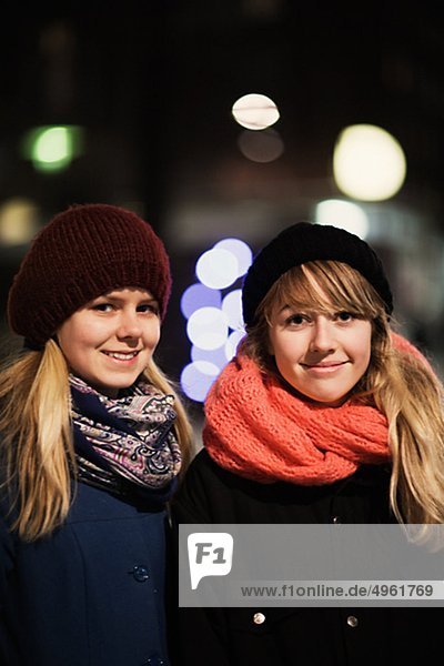 Porträt von zwei Teenager in Winterbekleidung
