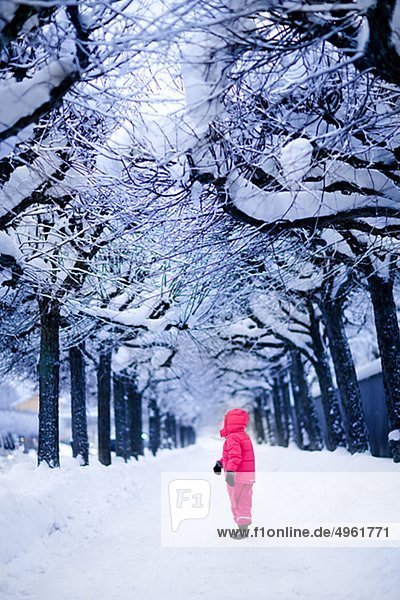 Kind im verschneiten park