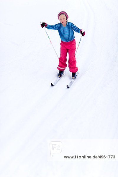 Junges Mädchen Skifahren