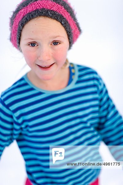 Porträt von Mädchen tragen stricken Hut