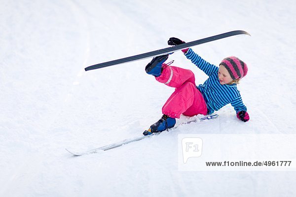 Junges Mädchen anpassen Ski